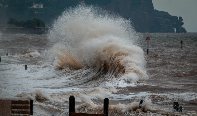 sea waves crashing on shore during daytime